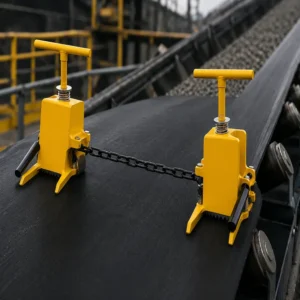 Sistema de mordazas para banda transportadora en Perú asegurando faja industrial durante mantenimiento en minería
