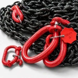 Cadena de acero grado 80 con ganchos y accesorios rojos para izaje, alta resistencia industrial para minería y construcción, fondo blanco