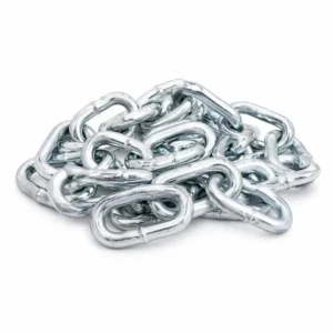 Cadena de acero galvanizado de alta resistencia para uso industrial, acabado brillante anticorrosivo, ideal para construcción y aplicaciones exteriores en fondo blanco