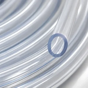 Manguera transparente de PVC grado alimentario enrollada, flexible y de alta pureza, ideal para transporte de líquidos en industria alimentaria