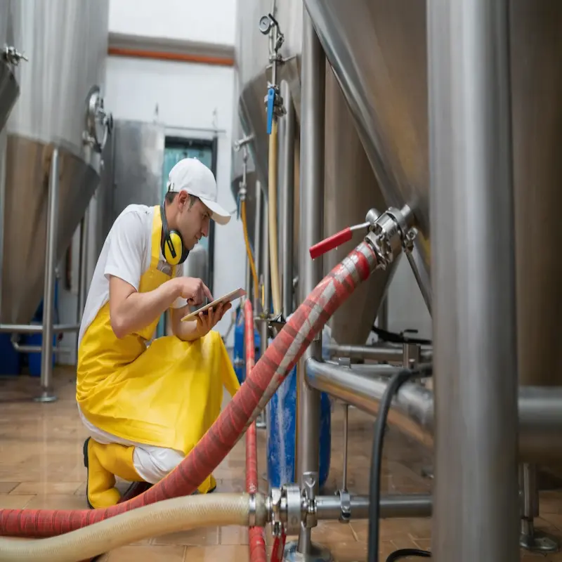 manguera sanitaria para alimentos en industria alimentaria con conexiones de acero inoxidable