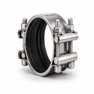 Abrazadera industrial de acero inoxidable con empaque de caucho interno y pernos reforzados para reparación, unión y sellado de tuberías industriales.