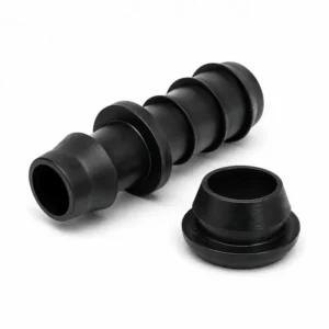 Conector inicial para sistemas de riego por goteo y tuberías de polietileno, fabricado en material de alta resistencia para garantizar una conexión segura, hermética y duradera entre la línea principal y las cintas o mangueras de riego, ideal para aplicaciones agrícolas, viveros y sistemas de irrigación tecnificada.