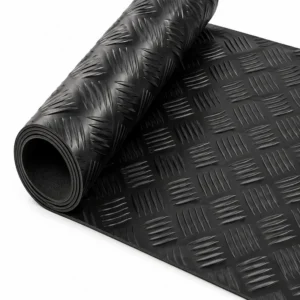 Empaquetadura antideslizante tipo checker de caucho industrial color negro con superficie diamantada de alta tracción, diseñada para mejorar la seguridad y reducir deslizamientos en pisos, rampas y áreas industriales de alto tránsito.