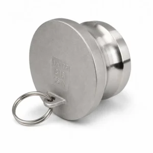 Tapón Camlock tipo DP de acero inoxidable con anillo de seguridad, diseñado para sellado seguro en conexiones rápidas industriales y sistemas de transferencia de fluidos