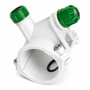 Abrazadera de toma en carga de polipropileno para tuberías de agua, con conexiones verdes de compresión y diseño resistente para sistemas hidráulicos y redes de riego.