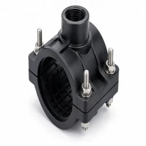 Abrazadera termoplástica industrial color negro con salida roscada y pernos metálicos reforzados para conexiones en tuberías hidráulicas y sistemas de conducción de agua.