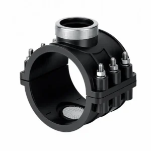 Abrazadera PVC rectangular industrial color negro con salida superior reforzada y pernos metálicos para conexiones en tuberías hidráulicas y sistemas de conducción de agua.