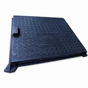 Marco y tapa de plancha estriada para cisternas fabricados en acero de alta resistencia, diseñados para proteger accesos a tanques, cámaras y depósitos de agua, ofreciendo una superficie antideslizante, gran capacidad de carga y durabilidad en aplicaciones industriales, comerciales y de saneamiento.
