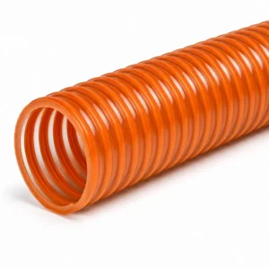 Manguera anillada de succión naranja fabricada en PVC flexible reforzado con espiral rígida, ideal para succión y descarga de agua, lodos y líquidos en aplicaciones agrícolas e industriales.