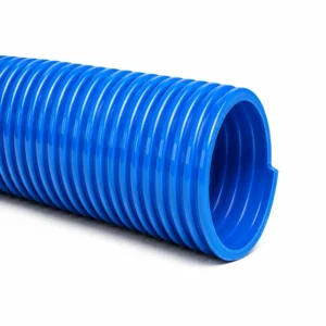 Manguera PVC azul para succión y descarga de agua y líquidos, ideal para riego agrícola, drenaje, construcción y aplicaciones industriales de trabajo liviano con excelente flexibilidad.