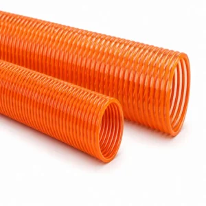 Manguera PVC naranja para succión y descarga de agua y líquidos, ideal para riego agrícola, drenaje, construcción y aplicaciones industriales de trabajo liviano con alta flexibilidad.