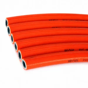 Manguera PVC roja para pulverización de 1350 PSI, diseñada para fumigación agrícola, aplicación de agroquímicos y sistemas de alta presión con máxima resistencia y durabilidad.