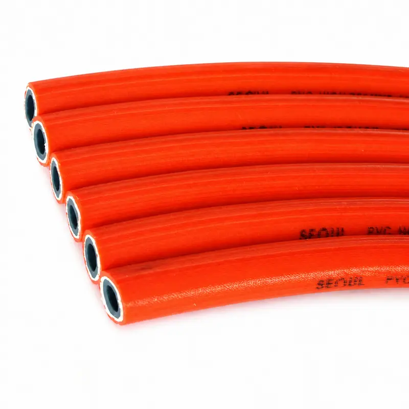 Manguera PVC roja para pulverización de 1350 PSI, diseñada para fumigación agrícola, aplicación de agroquímicos y sistemas de alta presión con máxima resistencia y durabilidad.