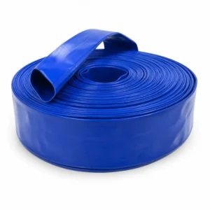 Manguera PVC tipo bombero azul para trabajo liviano, ideal para descarga de agua, riego agrícola, construcción y aplicaciones industriales de baja presión.