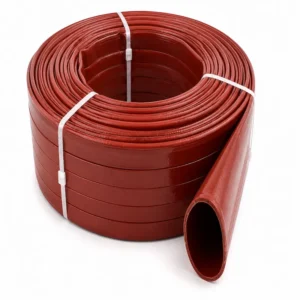 Manguera PVC tipo bombero roja para trabajo pesado enrollada, reforzada con poliéster de alta resistencia para descarga y conducción de agua en minería, construcción, agricultura e industria.