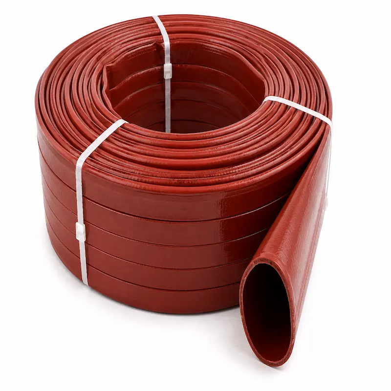 Manguera PVC tipo bombero roja para trabajo pesado enrollada, reforzada con poliéster de alta resistencia para descarga y conducción de agua en minería, construcción, agricultura e industria.