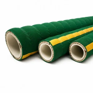 Manguera de succión y descarga para químicos 300 PSI fabricada con materiales resistentes a productos químicos, ácidos y solventes para aplicaciones industriales de alta exigencia.