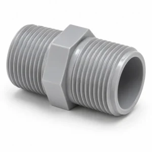 Niple PVC hexagonal color gris con rosca macho en ambos extremos, fabricado en PVC rígido de alta resistencia para conexiones de tuberías en sistemas hidráulicos, riego, tratamiento de agua e instalaciones industriales.