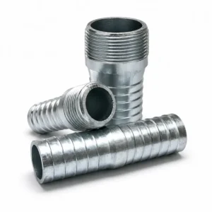 Niple escamado de acero galvanizado con superficie estriada para máxima sujeción de mangueras industriales, diseñado para conexiones seguras en sistemas de agua, aire, combustibles y fluidos utilizados en minería, construcción e industria en general.