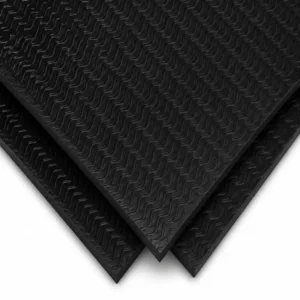 Planchas de caucho corrugado con superficie acanalada de alta resistencia, diseñadas para proporcionar mayor tracción y seguridad en pisos industriales, rampas, pasillos, vehículos y áreas de alto tránsito, ofreciendo excelente resistencia al desgaste, impacto, humedad y condiciones de trabajo exigentes.