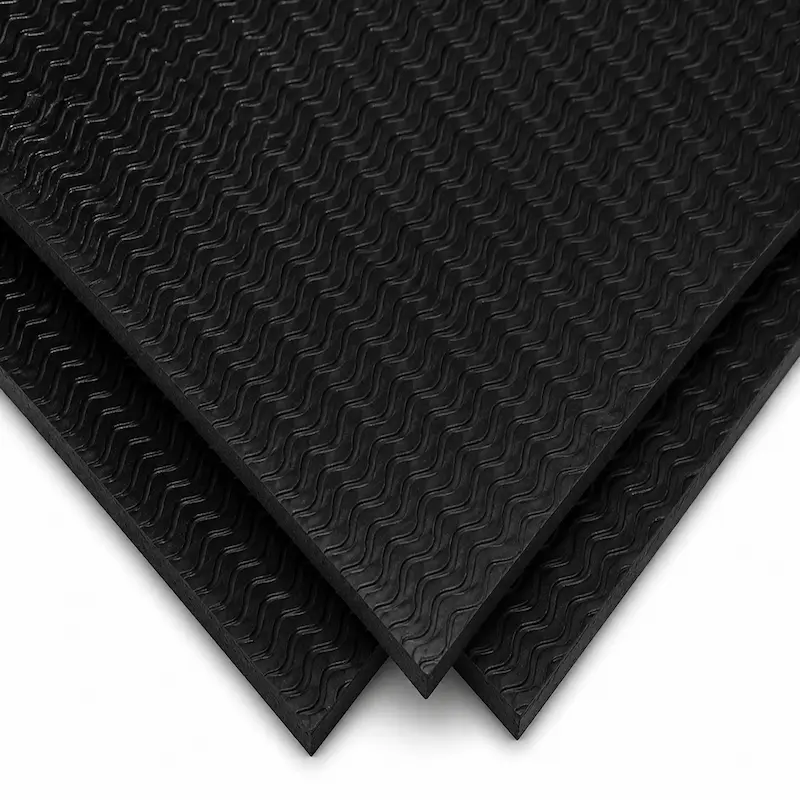 Planchas de caucho corrugado con superficie acanalada de alta resistencia, diseñadas para proporcionar mayor tracción y seguridad en pisos industriales, rampas, pasillos, vehículos y áreas de alto tránsito, ofreciendo excelente resistencia al desgaste, impacto, humedad y condiciones de trabajo exigentes.