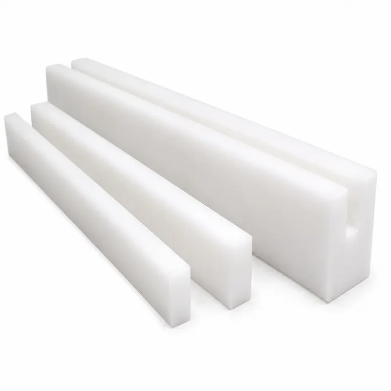 Polietileno PE1000-UHMW de alta resistencia al desgaste en perfiles mecanizados blancos, ideal para guías industriales, revestimientos, sistemas de transporte, minería y aplicaciones de baja fricción.