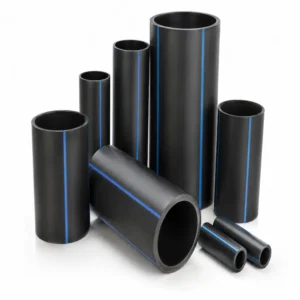 Polietileno de alta densidad (HDPE) en diferentes diámetros, tuberías industriales PE100 de color negro con líneas azules sobre fondo blanco para conducción de agua, minería, riego e infraestructura.