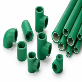 Accesorios y tuberías de polipropileno PP de color verde para instalaciones de agua potable y sistemas hidráulicos, incluyendo codos, tees y coplas de alta resistencia sobre fondo blanco.