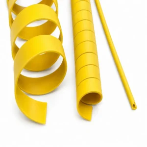 Protector de manguera en espiral de polietileno amarillo para proteger mangueras hidráulicas, cables y tuberías contra abrasión, impactos, desgaste y aplastamiento en aplicaciones industriales y mineras.