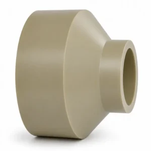 Reducción concéntrica de CPVC color beige para unir tuberías de diferentes diámetros, diseñada para sistemas de agua caliente, instalaciones industriales, procesos químicos y redes de conducción de fluidos con alta resistencia a la corrosión y temperatura.