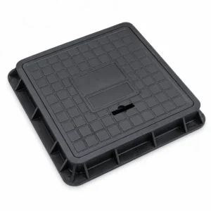 Tapa termoplástica de alta resistencia para buzones y cajas de registro, fabricada en material compuesto anticorrosivo y liviano, ideal para redes de agua potable, alcantarillado, telecomunicaciones, drenaje pluvial e infraestructura urbana e industrial