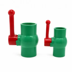 Válvula de bola hembra verde PP-R con palanca roja para control de flujo en sistemas de agua fría y caliente.