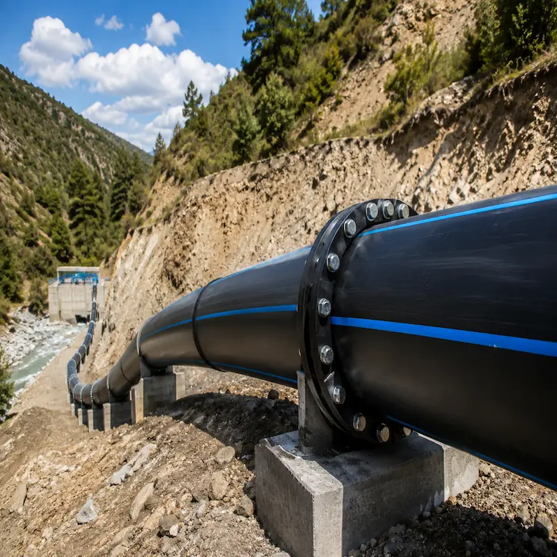 uberías HDPE PE100 para impulsión de agua, relaves y fluidos industriales de alta presión, instaladas sobre soportes en proyecto minero con uniones bridadas de alta resistencia.
