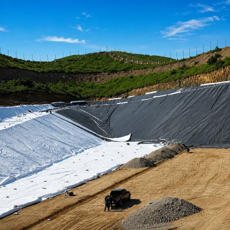 Instalación de geomembrana HDPE y geotextil para impermeabilización de reservorios, pozas y proyectos mineros de alta resistencia.